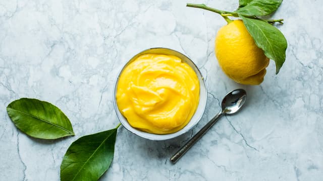 Trekk kasserollen til side og visp inn smøret. Hell kremen over i en bolle og avkjøl.