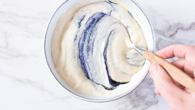 Bland inn eventuell farge i røren og ha makronblandingen i en sprøytepose med rund sprøytetipp.