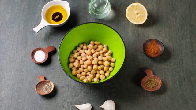 **Lag hummus:** Skyll kikerter og kjør med hvitløk, krydder, vann og olivenolje til hummus i en blender. Smak til med sitronsaft, salt og pepper.
