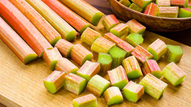 Skrell rabarbrastilkene og kutt dem i små terninger. Bland rabarbraen med sukkeret og ha rabarbraterningene oppå vaniljekremen