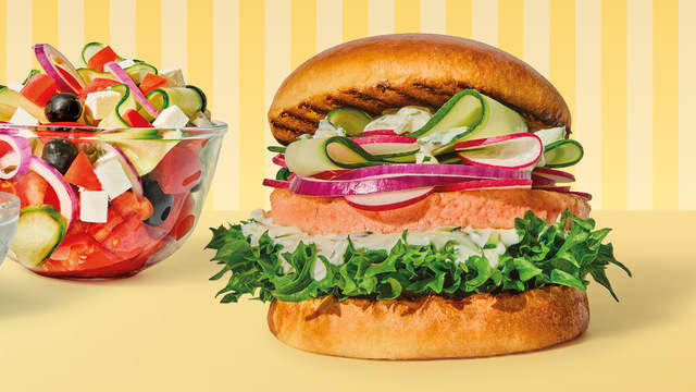 Lakseburger med tzatziki og gresk salat