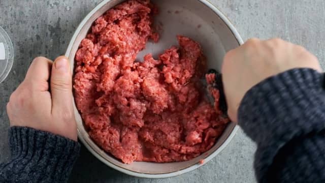 **Elgkarbonader:** Rør inn salt i kjøttdeigen til den blir seig. Bland så inn potetmel, hvetemel, knuste einebær, tørkede kantareller og krydder. Tilsett egg og bland godt.