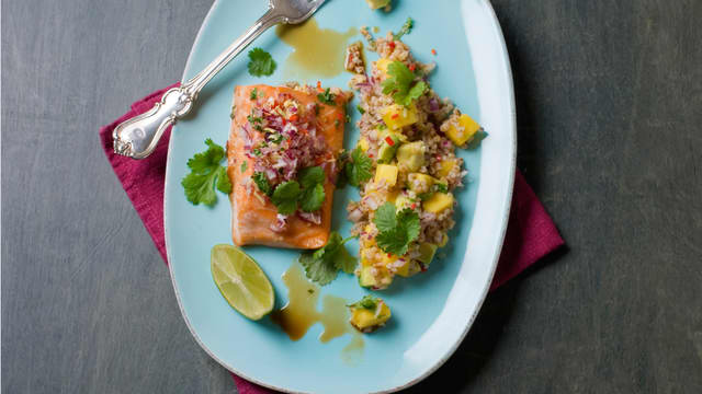 Server laks med salaten og topp gjerne med ekstra teriyakisaus. Godt og enkelt!