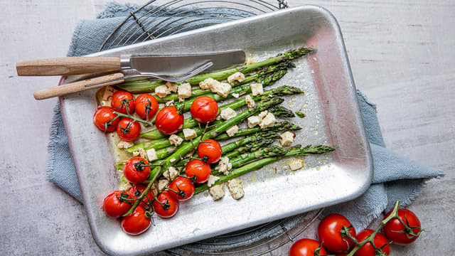 Bakte tomater med asparges og fetaost