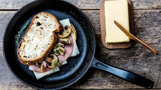 Smør sidene som vender ut med smør og stek i en stekepanne på middels varme under lokk til skiven er gyllen. Snu og stek videre til osten er smeltet.