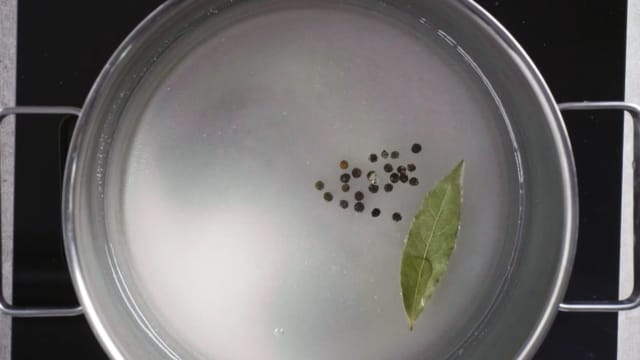 Kok opp vann, eddik og sukker. La vannet koke til sukkeret har løst seg opp.