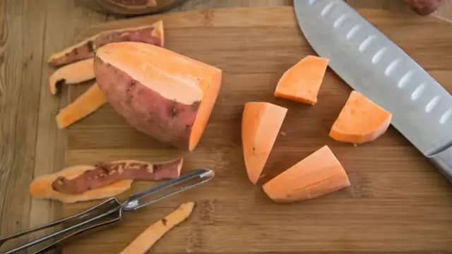 **Søtpotetmos:** Skrell og skjær søtpotet i jevne biter. Kok dem møre i ca. 20 minutter. Hell av vannet og mos søtpotetene i en hurtigmikser eller med en stavmikser.