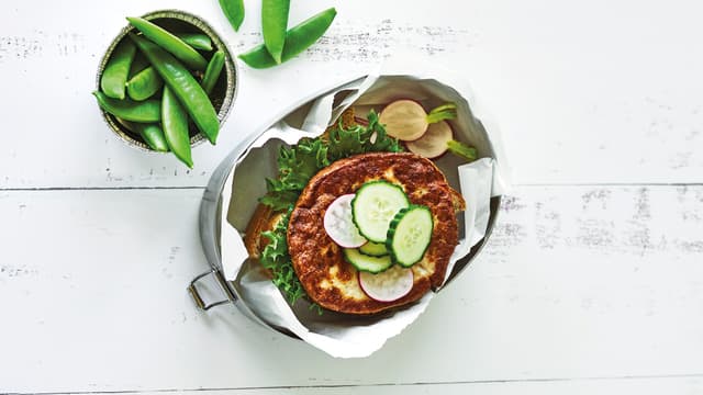 Bondebrød med crispisalat, fiskekake og tynne skiver reddik og agurk.