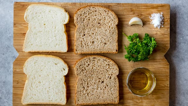 Sett oven på 200 grader. Skjær brødet i terninger.