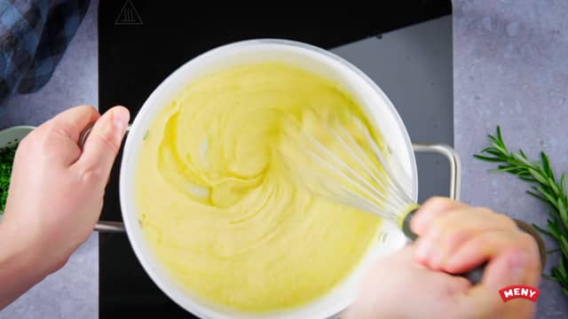 Mos potetene med en rotstapper, spe med varm melk til ønsket konsistens. Vend inn smør til det har smeltet. Smak til med salt, pepper, revet muskatnøtt og evt urter.