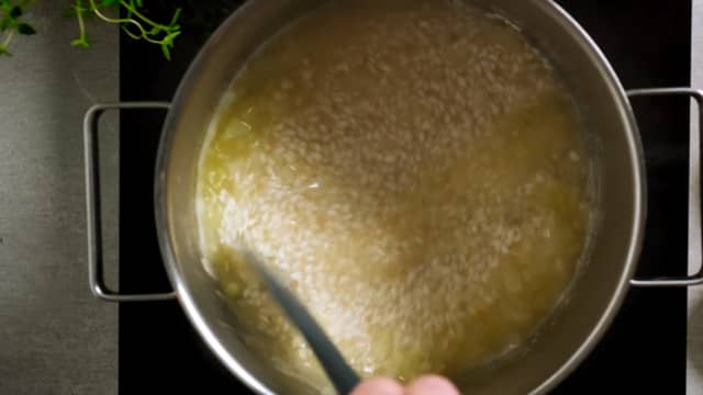 Ha i hvitvin og la koke til det meste av juicen er kokt inn.