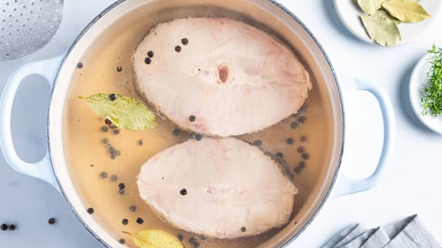 **Kokt skrei:** Kok opp en stor kjele med vann, salt, sitronskiver, laurbærblad og pepperkorn. Når vannet koker, trekker du kjelen fra platen og tilsetter skreiskivene.