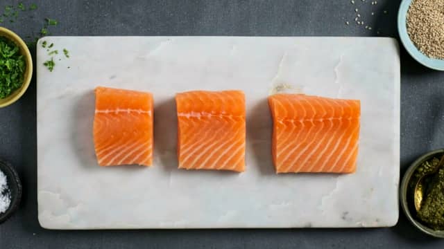 **Laks:** Vend laksefileten i salt, pepper og friske urter. Stek laksefileten i ovnen på 180 grader i 8-10 minutter til de akkurat er gjennomstekt.