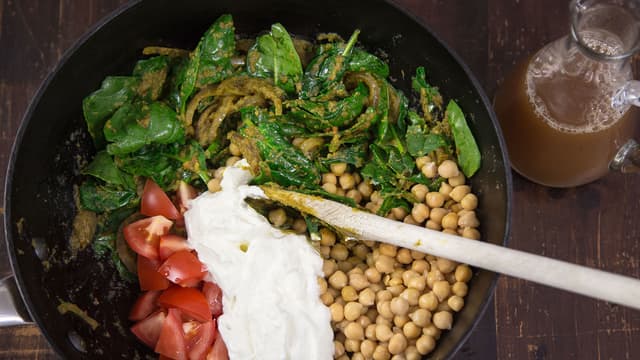 Tilsett spinat, tomat og kikerter. Stek til spinaten faller litt sammen og tilsett så yoghurt og kraft eller buljong. Smak til med salt og pepper.