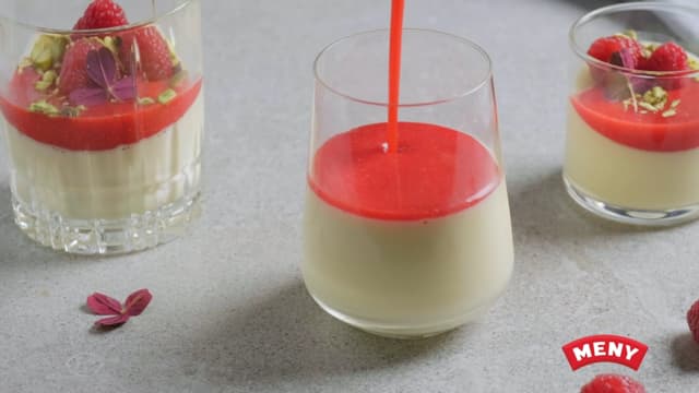 Topp desserten med frisk bringebærsaus og friske bær. Hakkede nøtter er også godt.