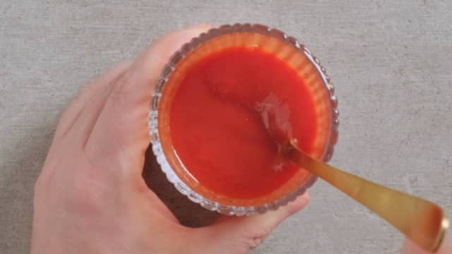 Rør ut tomatpureen i vannet og hell den i kasserollen. Bland godt og la koke i 10 minutter.