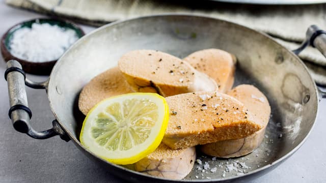 Server skiver av torskerogn til torskemiddagen. Du kan også steke skiver av torskerogn i smør og servere på brødskive.