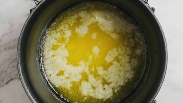 **Knekt smør:** Kok smøret sakte ned under omrøring til det "knekker" og får nøttepreg. Bland inn stekte baconbiter, mango- og daddelbiter og tilsett ribbefettet.