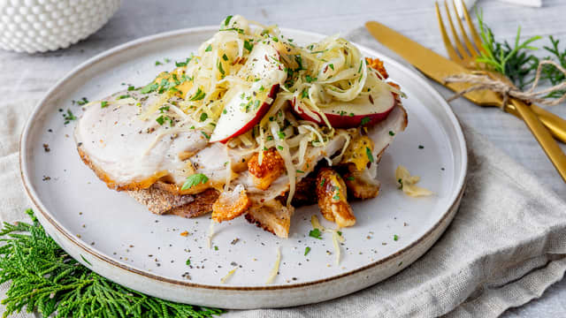 Skinkesteksmørbrød med rester av skinkestek