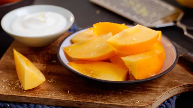 Skjær av stilkfestet på persimonen og skjær frukten i biter. Ha persimon, vann, sukker og vaniljestang i en kjele. Kok til persimonen er mør.