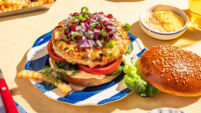 Smør aioli på det andre brødet og legg det på toppen av burgeren.