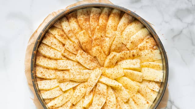 Legg de siste eplebåtene i et fint mønster på toppen. Dryss over litt kanel, mandelflak og perlesukker.