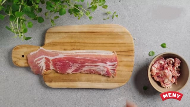 **Cæsarsalat:** Stek baconet i en varm panne på begge sider til det er sprøstekt. Legg over på en tallerken med tørkepapir så det får renne av seg litt.