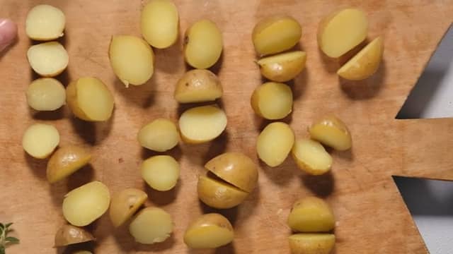 **Sennepstekte poteter:** Skjær potetene i to. Rens og skrell løken. Del i to og skjær tykke skiver. Rør sammen olivenolje, sennep, salt og pepper, og bland med løk og potet.