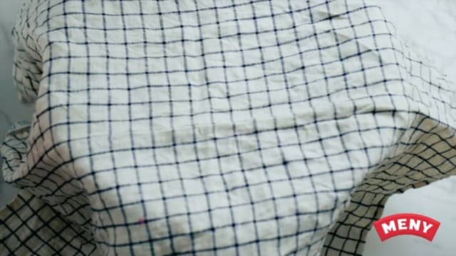 Sett deigen til heving i minimum en time, men helst to timer. Husk å dekke den til med kjøkkenhåndkle eller plastfolie.