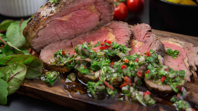 Mens kjøttet hviler 20 minutter på benken, stiger kjernetemperaturen til 62 grader og du får perfekt medium stekt biff. Liker du kjøttet mer rosa, tar du kjøttet ut når kjernetemperaturen er 52 grader. For gjennomstekt kjøtt er kjernetemperatur 63 grader. Server gjerne med en grønn salat med søte tomater og sprø reddiker smaker godt ved siden av.