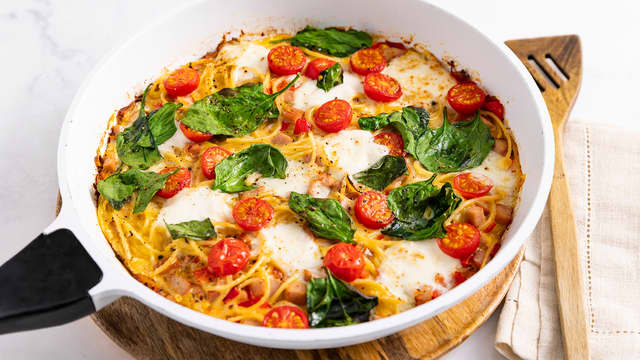 Frittata med pølse og spagetti