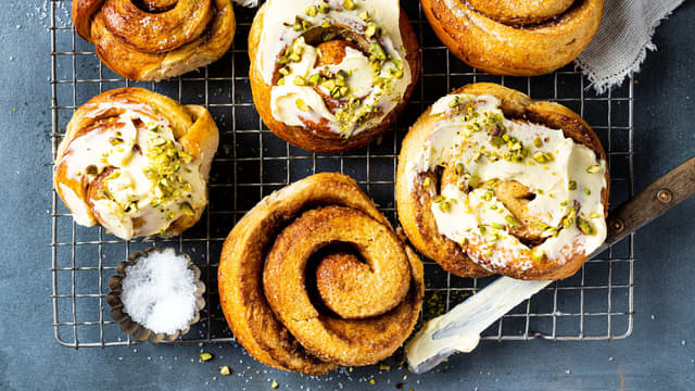 Dekk kanelbollene med ostekremen og server.