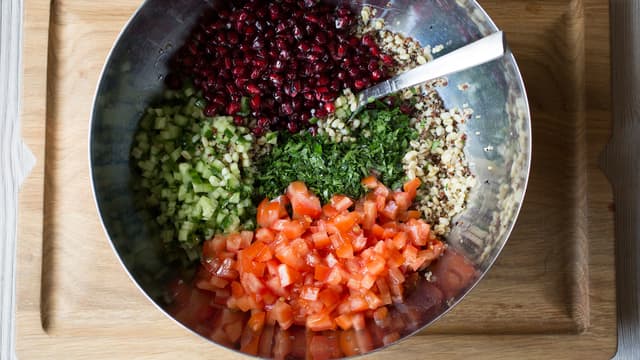 Rens granateplet. Skjær agurk og tomater i små biter. Hakk persille og mynte. Bland alt sammen og smak til med sitronsaft, olje, salt og kvernet pepper.