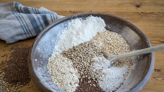Begynn med å sette deigen dagen før du skal steke brødet. Bland alle ingredienser lett sammen i en stor bolle.