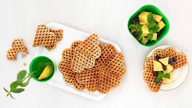 Müslivaffel med blåbær- og ananassalat med mynte