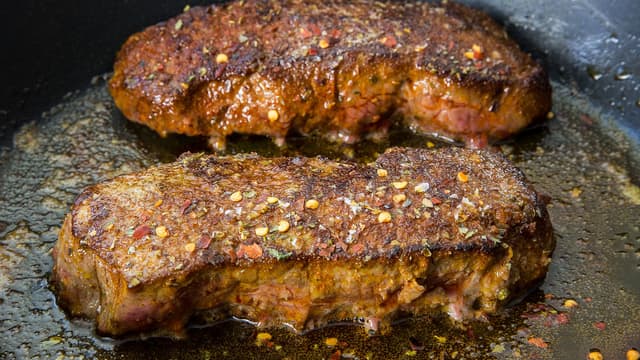 Ta kjøttet ut av pannen og la det hvile minst 5 minutter før du skjærer det i skiver.