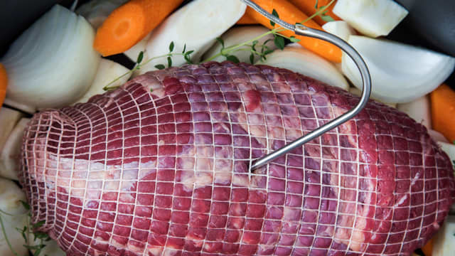 **Oksestek:** Krydre oksesteken med salt, pepper og rosmarin. Brun steken i smør i en stekepanne til steken er har fått stekeskorpe. Legg steken i den ildfaste formen over grønnsakene.