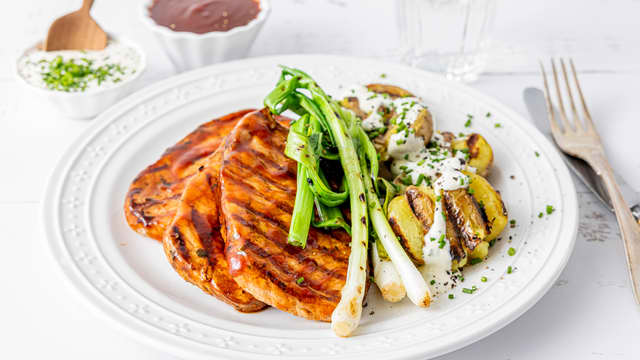 Grillfilet Brooklyn med cola-glace, grillet potet, vårløk og rømmedressing