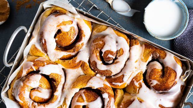 **Stek bollene midt i ovnen på 225 grader i ca 15-20 minutter** til de er gylne og luftige. Steketiden kan variere med ovn og størrelse på bollene.