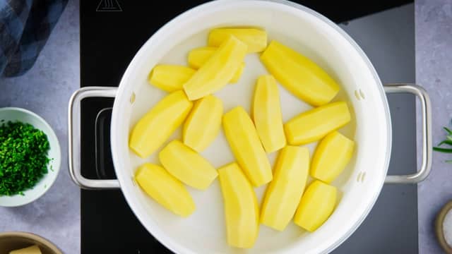 Underveis koker du mandelpotetene i en annen kjele til de er møre.