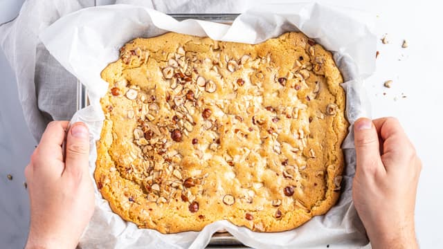 **Stek kaken midt i ovnen på 180 grader i ca. 35 minutter.** La kaken avkjøles i formen.