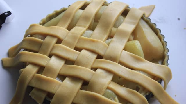 Kjevle resten av paideigen i samme tykkelse som paibunnen, og skjær den opp i strimler. Legg dem i flettemønster over eplefyllet.