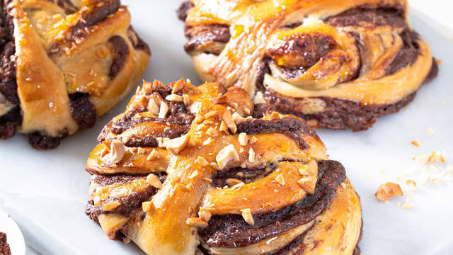 **Stek bollene midt i ovnen på 220 grader i ca. 15 minutter** til de er gylne og gjennomstekte.