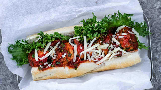 MATPAKKETIPS: Kjøttbollesandwich.
Lag en sandwich fylt med friske salatblader, kjøttboller i tomatsaus og revet ost.  Eller fyll matboksen med rester av kjøttboller og nudler med sweet chili sauce.