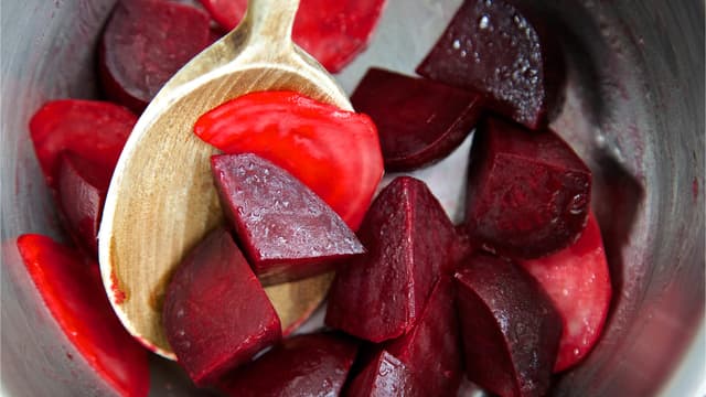 Vask og skrubb rødbetene. Del rødbetene i båter og kok dem nesten møre før vannet helles av og de settes til side.