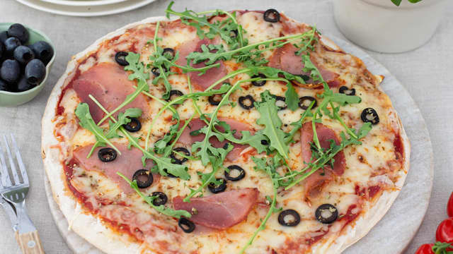 Pizza på grillen med spekeskinke og oliven