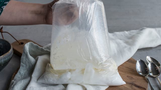 Fyll en annen frysepose ca. halvfull med isbiter og masse grovt salt. Putt posen med fløteblandingen inn i isposen som også knyttes godt igjen. Pakk posen inn i et håndkle og rist godt i ca. 10 minutter, eller til fløtemelken har blitt til myk is.