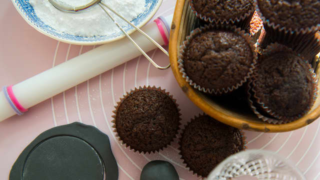 Frosting med kremost: Visp melis og smør sammen på lav hastighet. Tilsett kremost, og visp til å begynne med på laveste hastighet. Visp til kremen er lett og luftig - minst 5 min.