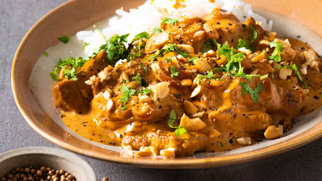 Server med kokt ris og hakkede cashewnøtter oppå. Topp gjerne med hakket, frisk koriander ved servering.