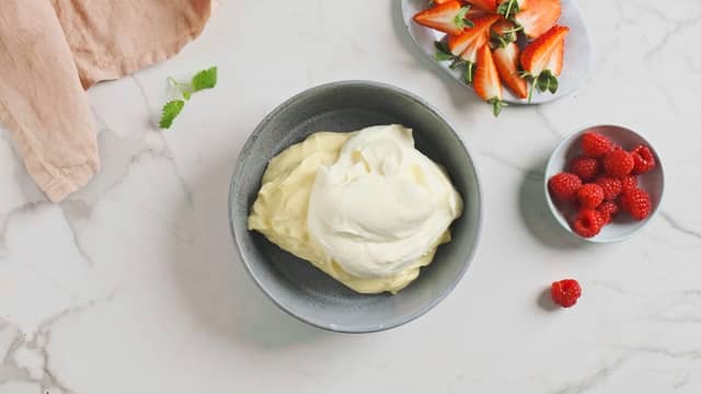 **Vaniljekrem:** Pisk fløte og sukker til luftig krem og bland med vaniljekrem.